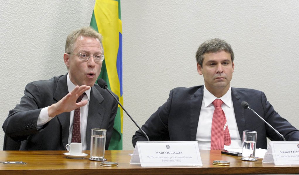 Demitido por telefone do Itaú, Lisboa ataca economia