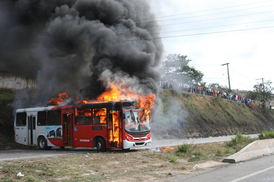 Caminhoneiros interditam cinco trechos de rodovias