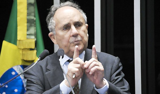 Senador Cristovam Buarque (PDT-DF) compara a atitude de políticos e do governo em relação a problemas nas áreas de educação, energia, transporte e saneamento básico a de um avestruz, que, segundo o imaginário popular, esconde a cabeça em um buraco quando 