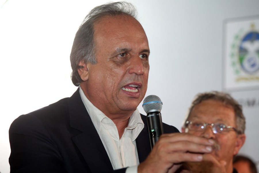 Gov Luiz Fernando Pezão entrega  08 Vans para transportar paceientes em Municipios da Costa verde. 16-04-2014 Mangaratiba- Rj foto Eny Miranda