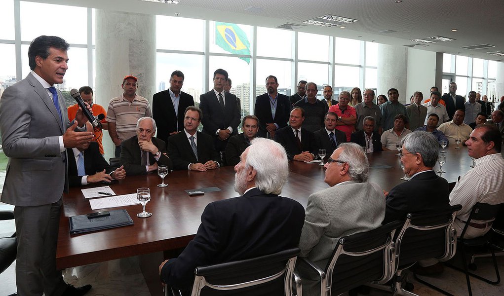 Governador Beto Richa com o secretário do Trabalho, Luiz Claudio Romanelli, assina o anteprojeto do novo piso do salário mínimo regional, que será encaminhado à Assembleia Legislativa com a proposta de reajuste. Curitiba, 26/03/2014. Foto: Orlando Kissner