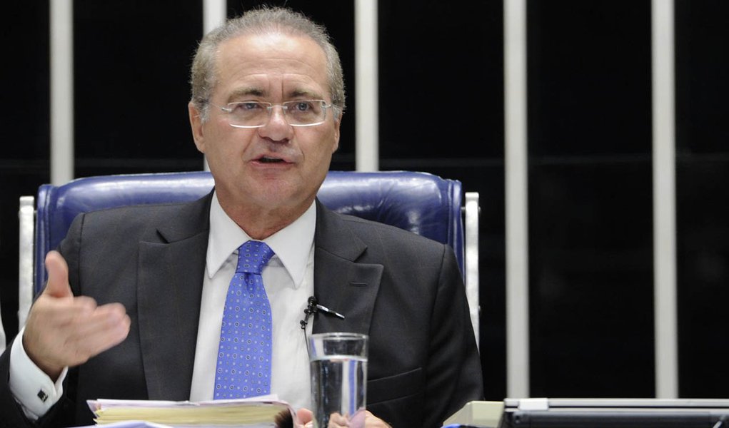 Ao centro, presidente do Senado, Renan Calheiros (PMDB-AL) conduz sessão deliberativa no Plenário do Senado Federal. (E/D) Senador Ricardo Ferraço (PMDB-ES; senador Flexa Ribeiro (PSDB-PA)