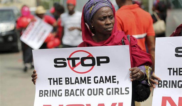 En la imagen, una manifestante protesta por el secuestro de las niñas en Lagos el 9 de mayo de 2014. El líder del grupo islamista Boko Haram de Nigeria dijo que liberaría a más de 200 estudiantes secuestradas por sus militantes el mes pasado a cambio de l