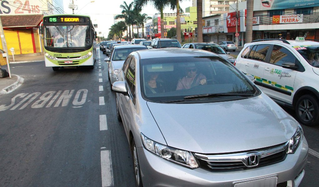 Materia sobre Congestionamento na T-63 no Setor Nova Suiça.
Na foto Transito de ônibus e carros.
07/05/2013