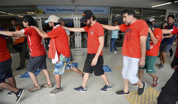 Hinchas chilenos son acompaÃ±ados por policÃ­as tras ingresar por la fuerza al estadio MaracanÃ¡ en RÃ­o de Janeiro, jun 18 2014. Al menos unos 200 hinchas chilenos irrumpieron el miÃ©rcoles en la sala de prensa del estadio MaracanÃ¡, en RÃ­o de Janeiro, 