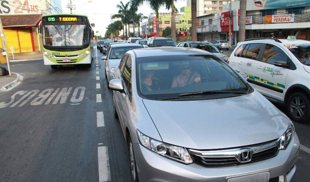 Materia sobre Congestionamento na T-63 no Setor Nova Suiça.
Na foto Transito de ônibus e carros.
07/05/2013