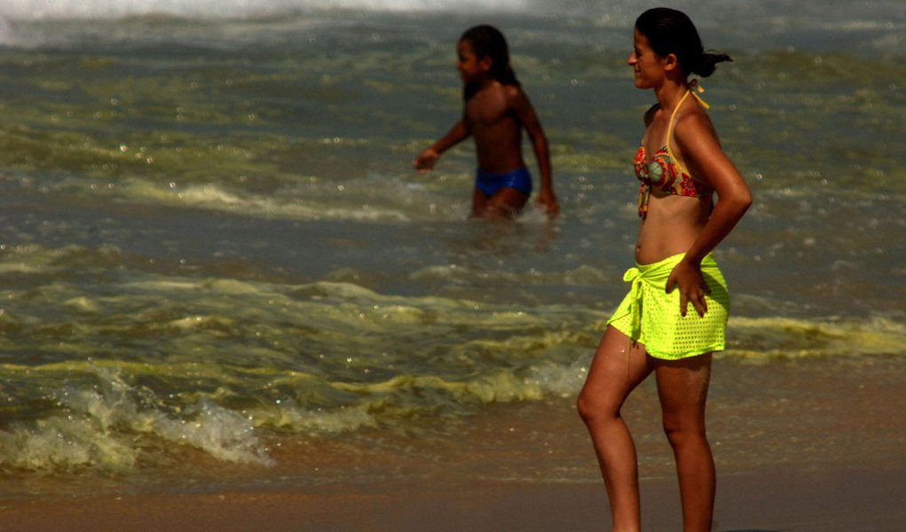 RIO DE JANEIRO,RJ,15.01.2014:ESPUMA ESVERDEADA/IPANEMA - Movimentação de banhistas na praia de Ipanema, no Rio de Janeiro (RJ), na manhã desta quarta-feira (15). Uma espuma de cor esverdeada cobria um trecho da praia hoje pela manhã pegando banhistas de s