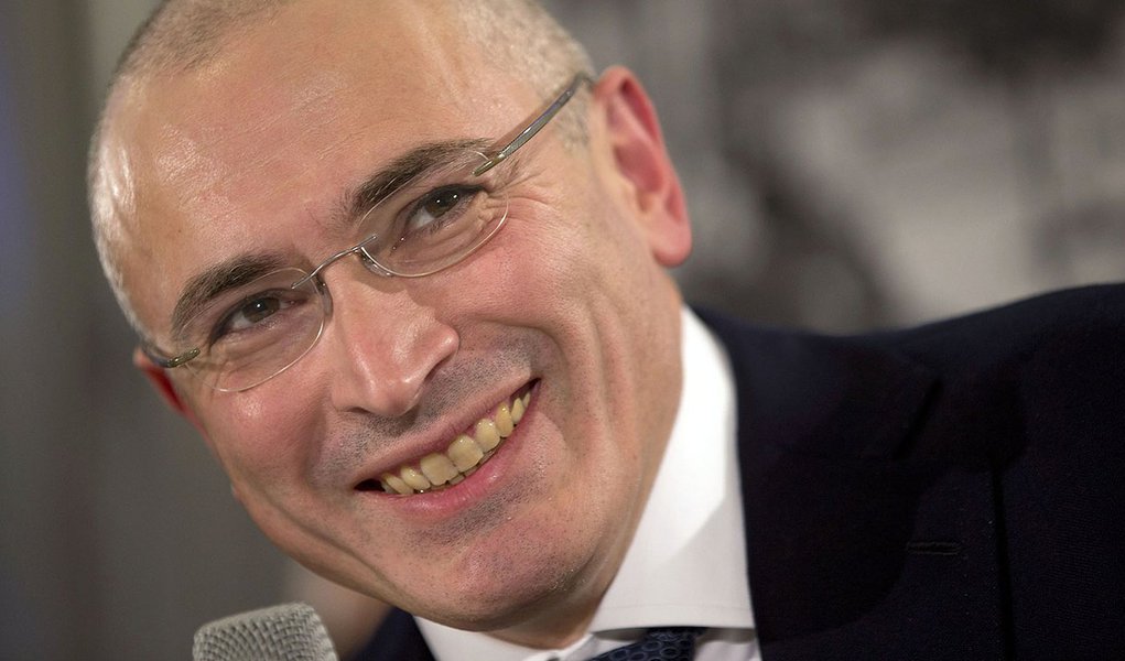 Freed Russian former oil tycoon Mikhail Khodorkovsky attends a news conference in the Museum Haus am Checkpoint Charlie in Berlin, December 22, 2013. KKhodorkovsky on Sunday promised not to seek power in Russia but said he would fight for the freedom of p