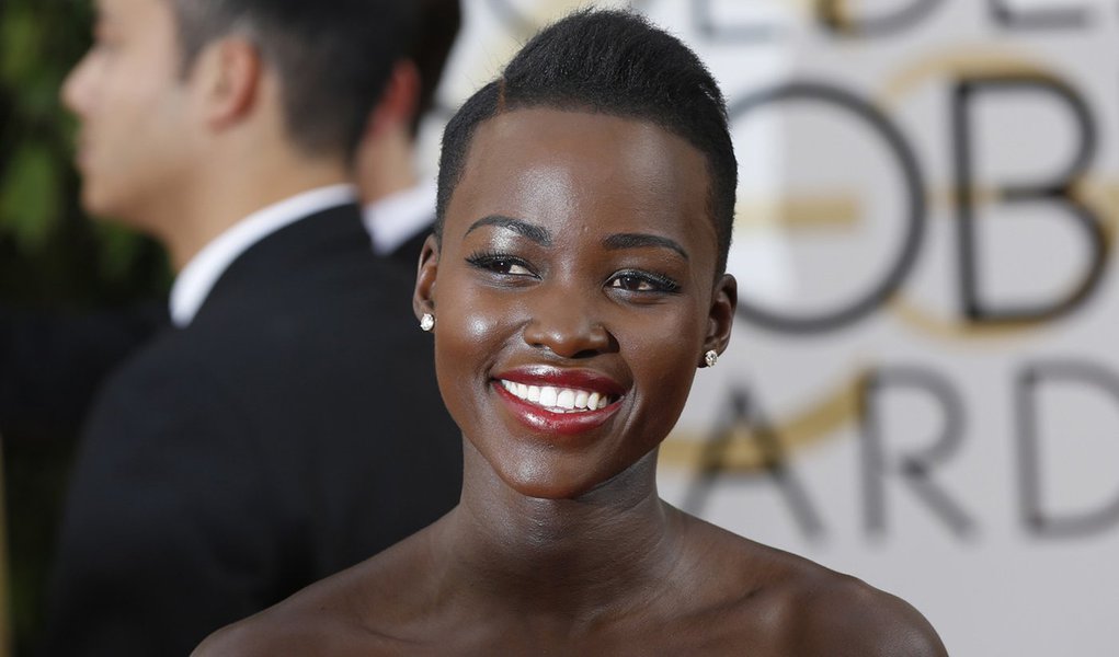 Actress Lupita Nyong'o, of the film "12 Years A Slave," arrives at the 71st annual Golden Globe Awards in Beverly Hills, California January 12, 2014.   REUTERS/Mario Anzuoni (UNITED STATES  - Tags: ENTERTAINMENT)  (GOLDENGLOBES-ARRIVALS) - RTX17B4R