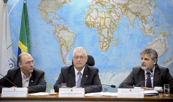 Ao centro, senador Roberto Requião (PMDB-PR) preside audiência pública sobre as relações do Brasil com a Argentina. À esquerda, deputado Guillermo Carmona, presidente da Comissão de Relações Exteriores e Culto da Câmara dos Deputados da Argentina. À direi