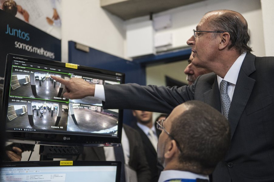 Governo de SP expande monitoramento em escolas