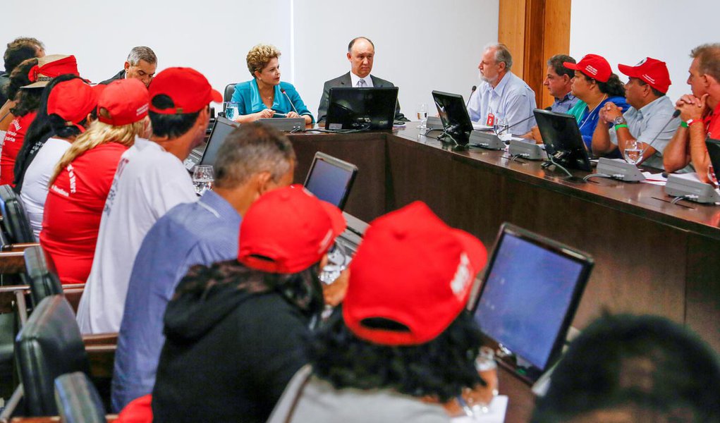 Brasília - DF, 13/02/2014. Presidenta Dilma Rousseff recebe representantes do Movimento dos Trabalhadores Sem Terra - MST. Foto: Roberto Stuckert Filho/PR