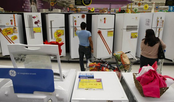 Após dois meses de quedas, confiança do consumidor volta a subir