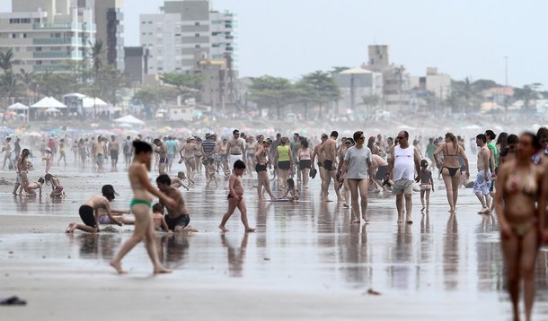 PARANÁ, PR, 16.11.2013: CLIMA/TEMPO/PR - Movimento na Praia de Caiobá, em Matinhos, litoral do Paraná. Foram mais de 25 mil veículos que saíram de Curitiba em direção ao Litoral, de acordo com a Ecovia, que administra a BR-277 até Paranaguá. (Foto: Gerald