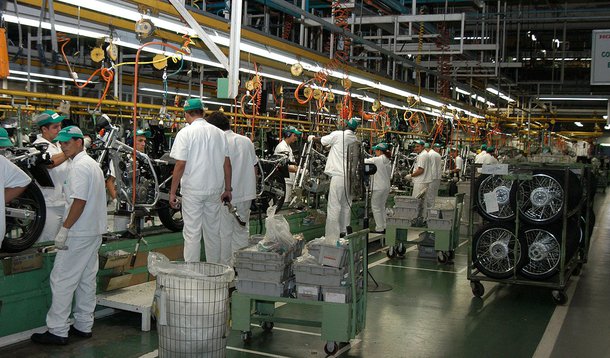 Emprego na indústria sobe em março, diz IBGE