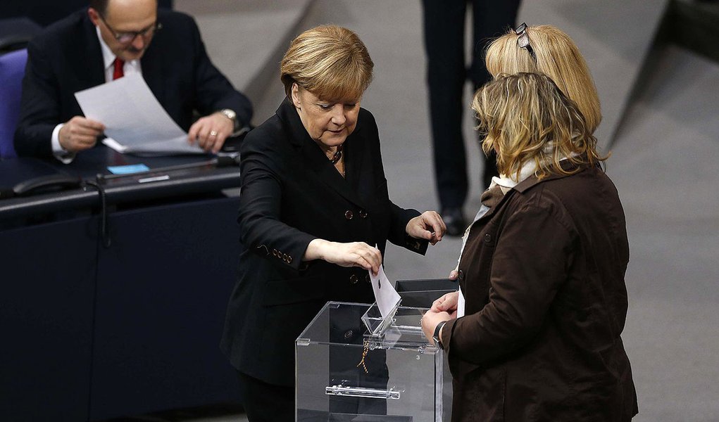 BERLIM,,ALEMANHA,17.12.2013:MERKEL/REELEITA/CHANCELER - A chanceler alemã, Angela Merkel, é reeleita chanceler por mais 4 anos pelo Parlamento alemão em Berlim, na Alemanha, na manhã desta terça-feira (17). (Foto: Reynaldo Paganelli/Futura Press/Folhapres