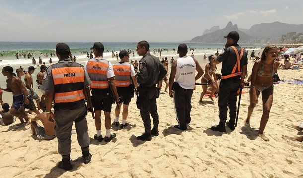 RIO DE JANEIRO, RJ. 20.11.2013: RONDA/PRAIA - Polícia Militar faz ronda pelas areias da praia de Ipanema e Arpoador, onde o índice de furtos a banhistas aumentou. (Foto: Fabio Teixeira/Folhapress)