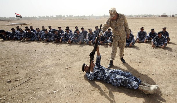 En la imagen, voluntarios de las fuerzas de seguridad iraquÃ­es participan en un entrenamiento en Kerbala, el 19 d ejunio de 2014. El presidente de Estados Unidos, Barack Obama, dijo el jueves que su paÃ­s estaba preparado para enviar hasta 300 asesores m