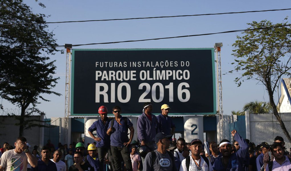 Construction workers on strike stand outside the Rio 2016 Olympic Park construction site in Rio de Janeiro April 8, 2014. Workers building Rio's 2016 Olympic Park fought with security guards on Monday but although shots were fired no one was injured in th