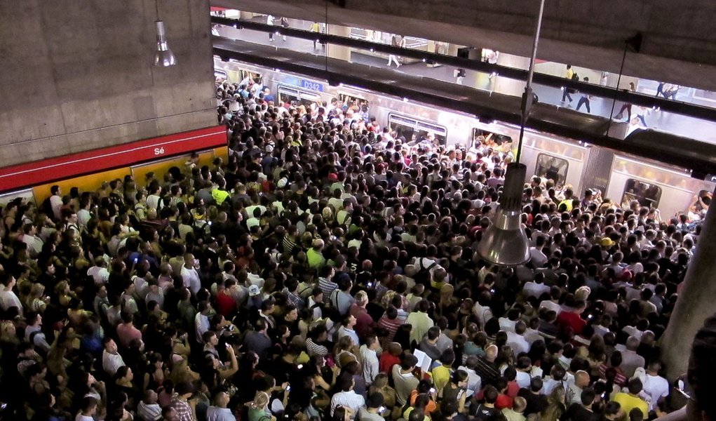 Apressado, paulistano esquece de tudo no metrô