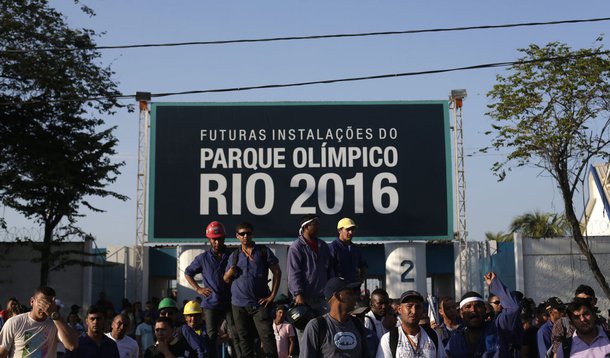 Construction workers on strike stand outside the Rio 2016 Olympic Park construction site in Rio de Janeiro April 8, 2014. Workers building Rio's 2016 Olympic Park fought with security guards on Monday but although shots were fired no one was injured in th