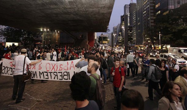 São Paulo- SP, 26/06/2014- Manifestação de alunos da USP, no vão livre do Masp. A tropa de choque e a cavalaria estão no local. No entanto, a avenida Paulista está parcialmente interditada, no sentido para quem vai para a rua Consolação. Cerca 200 pessoas