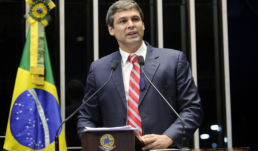 Senador Lindbergh Farias (PT-RJ) discursa durante sessão especial destinada a comemorar o Dia Internacional da Síndrome de Down