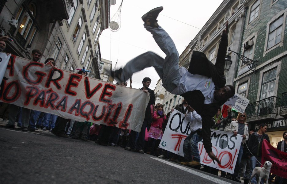 Portugueses lotam ruas contra austeridade fiscal