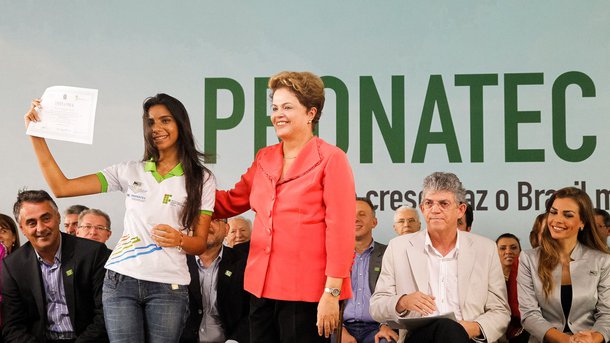 Cabedelo - PB, 16/05/2014. Presidenta Dilma Rousseff entrega de diploma à formanda Ariely Monnyke de Oliveira, do curso Técnico em Informática pelo Instituto Federal da Paraíba. Foto: Roberto Stuckert Filho/PR