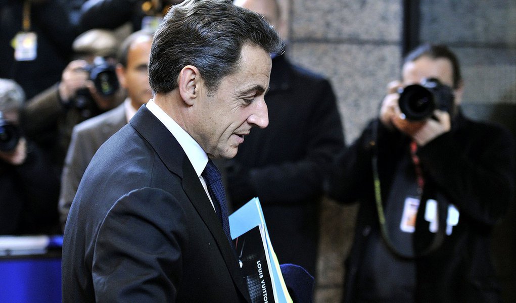 France President Nicolas Sarkozy arrives for an informal dinner gathering European Union (EU) heads of State or government on the eve of an European Union summit at the EU headquarters on December 8, 2011 in Brussels.     AFP PHOTO / GEORGES GOBET (Photo 