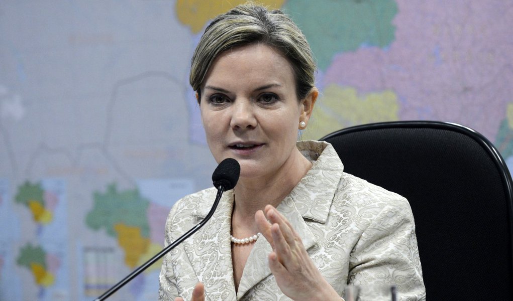 A ministra-chefe da Casa Civil, Gleisi Hoffmann,fala sobre leilões de rodovias na Comissão de Infraestrutura do Senado