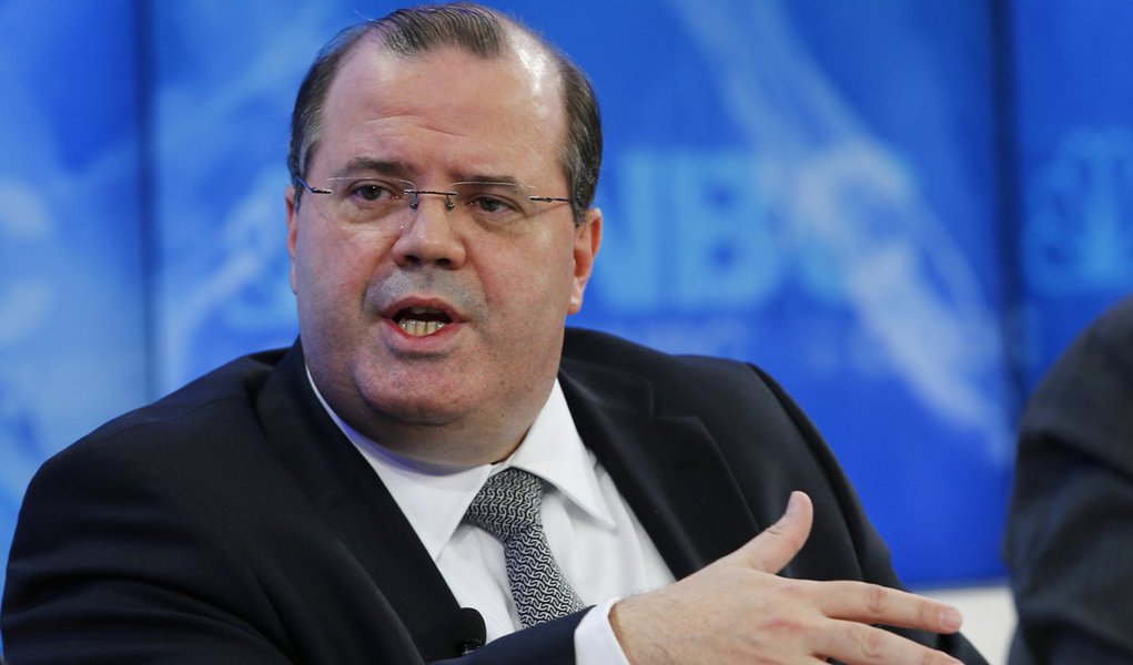 Alexandre Tombini, Governor of the Central Bank of Brazil, gestures during a session at the annual meeting of the World Economic Forum (WEF) in Davos January 24, 2014.                                                   REUTERS/Denis Balibouse (SWITZERLAND 