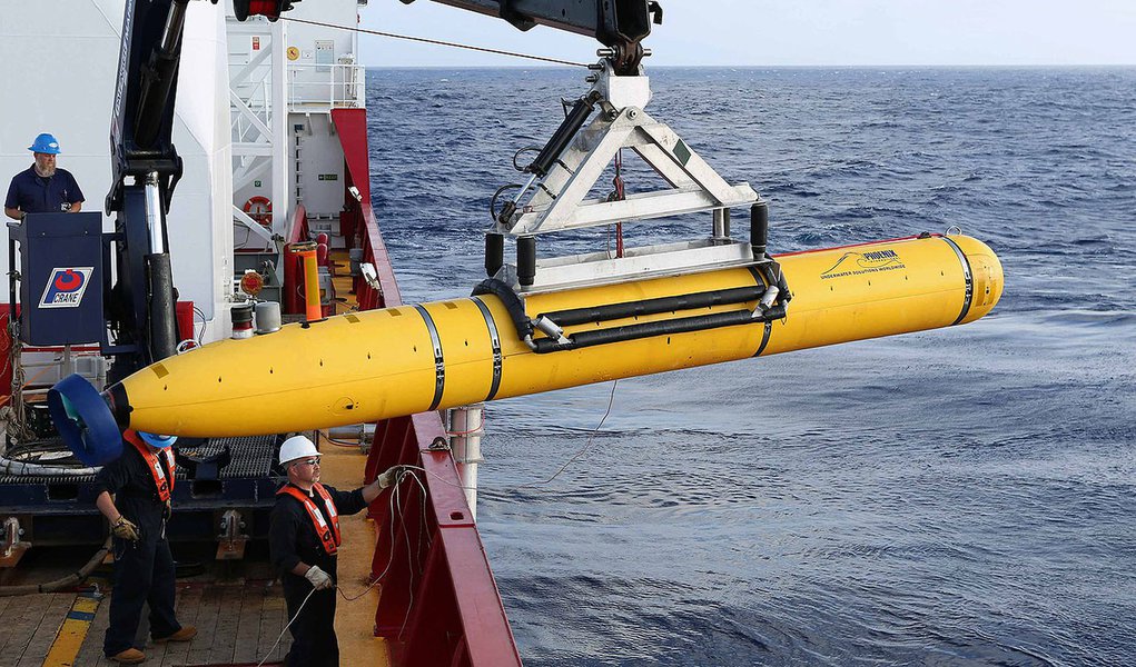 REFILE - CORRECTING BYLINE

Crew aboard the Australian Defence Vessel Ocean Shield move the U.S. Navy’s Bluefin-21 autonomous underwater vehicle into position for deployment in the southern Indian Ocean to look for the missing Malaysia Airlines flight M