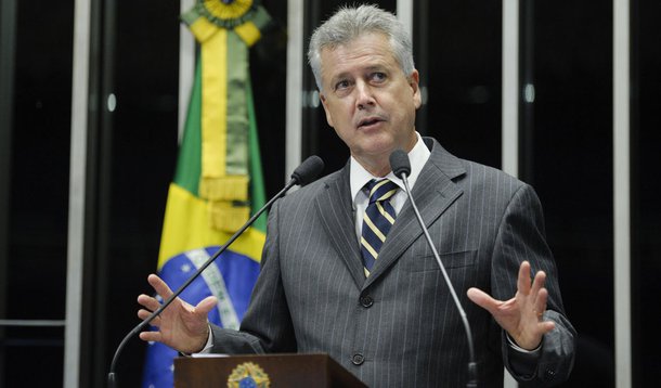 Senador Rodrigo Rollemberg (PSB-DF) comemora a inauguração do novo banco de germoplasma da Empresa Brasileira de Pesquisa Agropecuária (Embrapa)