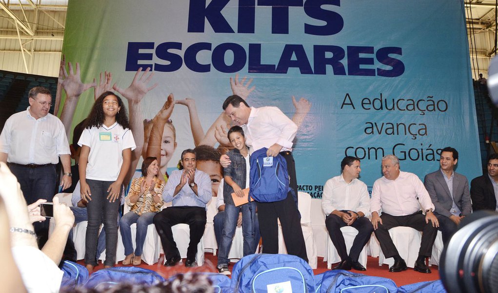 Perillo entrega kits escolares a cinco mil alunos