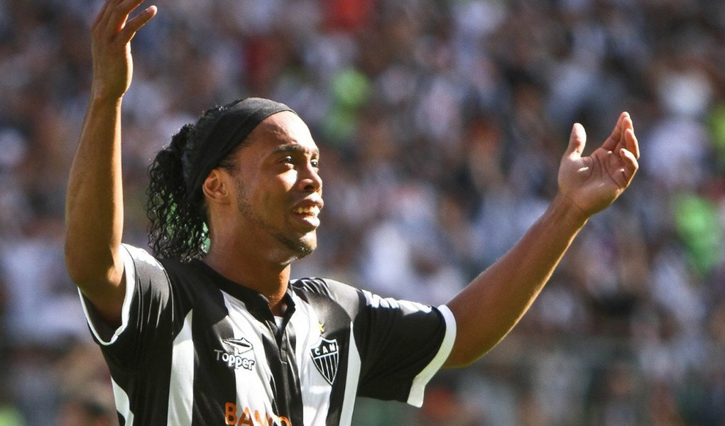 Ronaldinho fica no Galo
