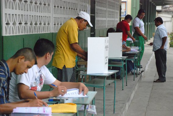 Equatorianos já vão às urnas para reeleger Correa