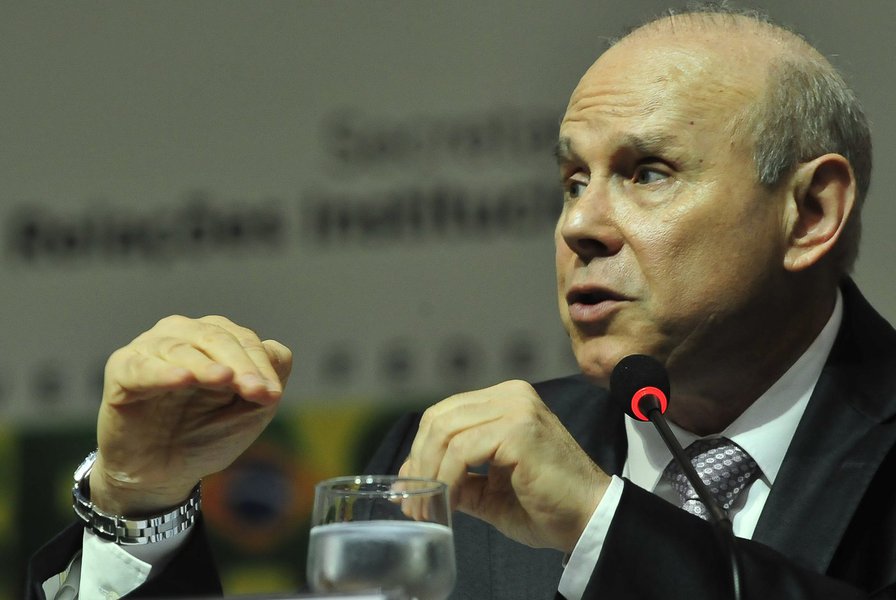 Mantega: governo não vai deixar câmbio derreter