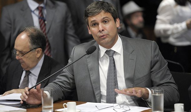 Senador Lindbergh Farias (PT-RJ) durante votação de projeto que prevê a exclusividade do ensino da educação física, em todas as etapas da educação básica, a professores licenciados na área 