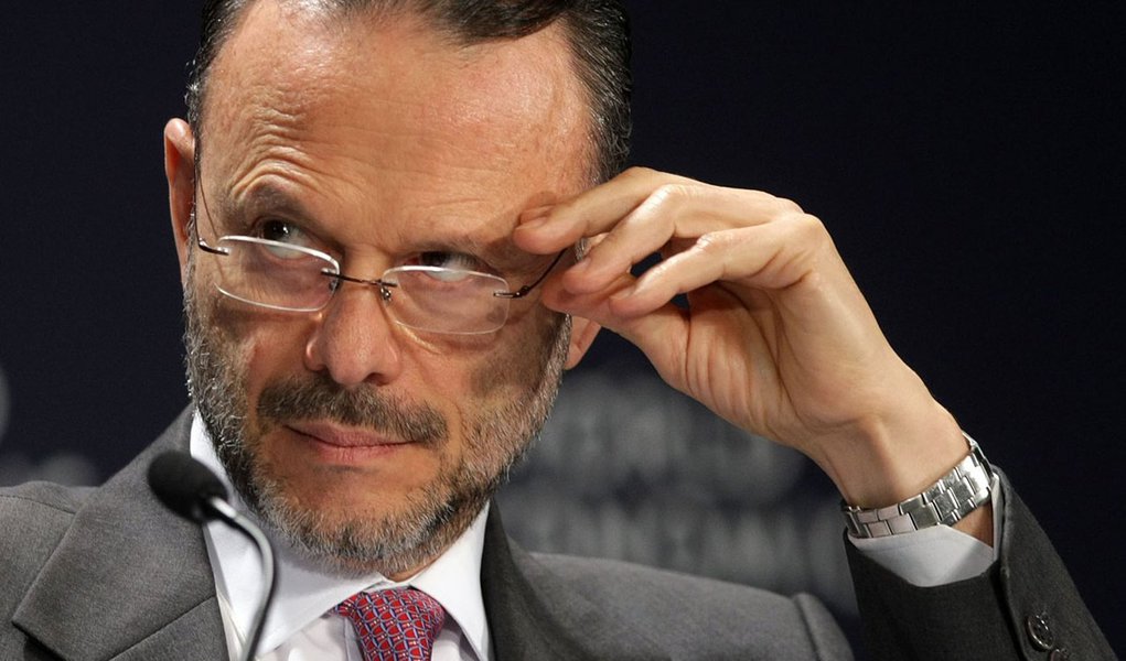 Brasil, Rio de Janeiro, RJ. 28/04/2011. O presidente do Banco Nacional de   Desenvolvimento S�cio e Econ�mico (BNDES), Luciano Coutinho, durante a mesa sobre o tema "Como Atingir Crescimento Econ�mico Inclusivo" no F�rum Mundial Econ�mico para a Am�rica L