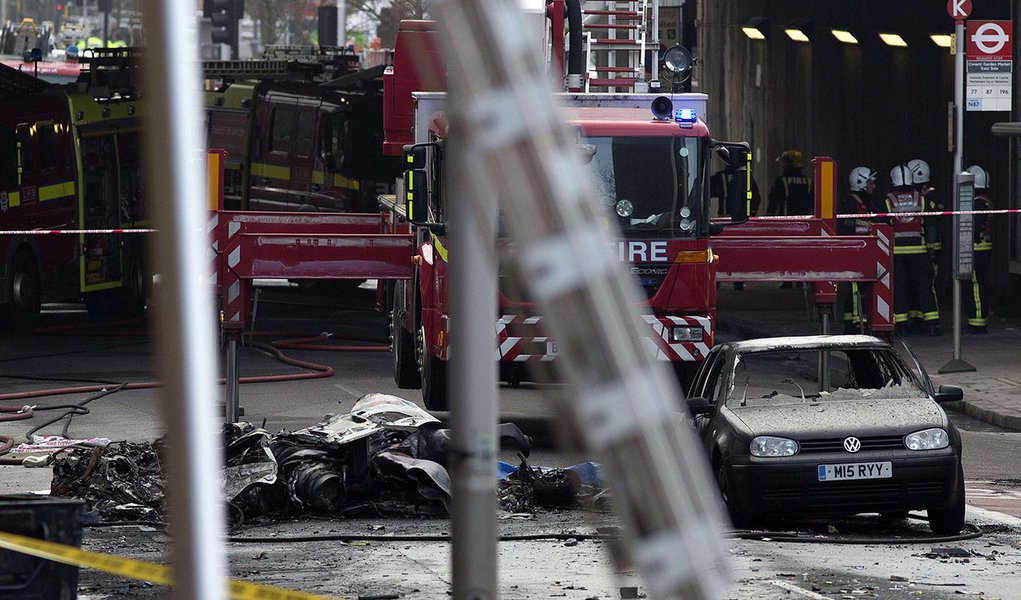 Helicóptero cai no centro de Londres