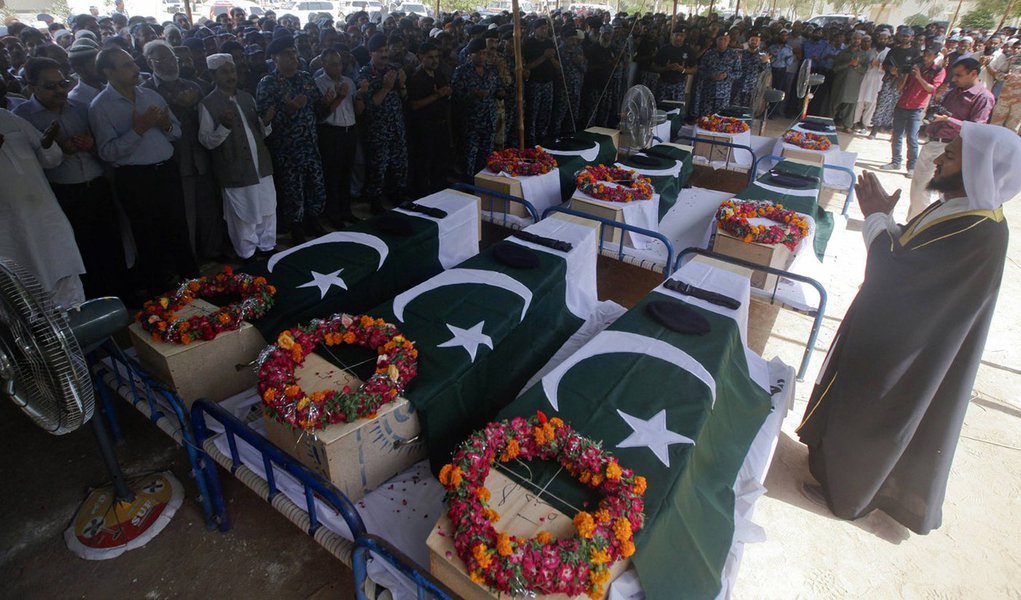 Funeral de membros das forÃ§as de seguranÃ§a paquistanesas mortos durante um ataque ao aeroporto inernacional de Jinnah, em Karachi. 9/06/2014. REUTERS/Athar Hussain