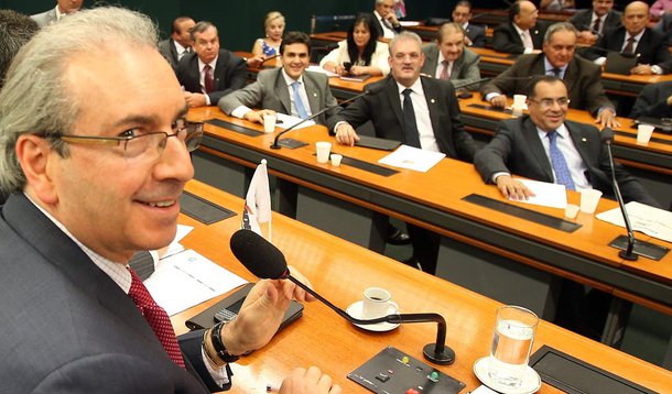 DF - PT/PMDB/TEMER - POLÍTICA - O líder do PMDB, Eduardo Cunha (RJ), coordena reunião da bancada   do partido para decidir sobre o rompimento, ou não, com a aliança   com o PT e a possível antecipação da convenção do partido, no   plenário 4 das comissões