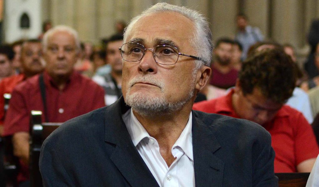 SÃO PAULO,SP,15.03.2013:MISSA/ALEXANDRE VANNUCCHI/40 ANOS - O Deputado Federal José Genoino participa da missa em memória dos 40 anos da morte do estudante a Alexandre Vannucchi Leme, na Catedral da Sé, em São Paulo (SP), na noite desta sexta-feira (15). 