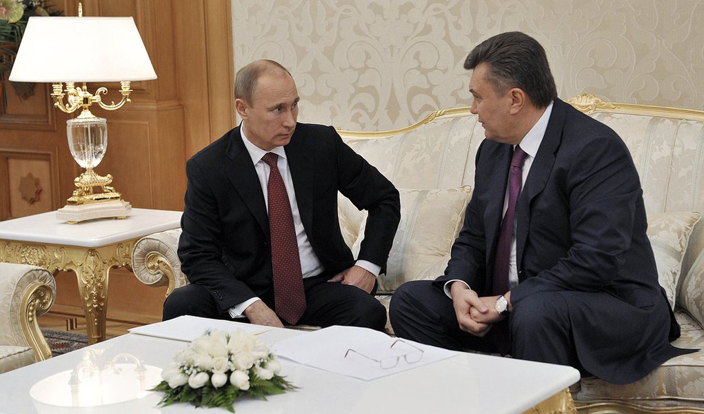 Russian President Vladimir Putin (L) speaks with his Ukrainian counterpart Viktor Yanukovich during their meeting in the Turkmen capital Ashgabat December 5, 2012. REUTERS/Alexei Nikolsky/RIA Novosti/Pool (TURKMENISTAN - Tags: POLITICS) THIS IMAGE HAS BEE