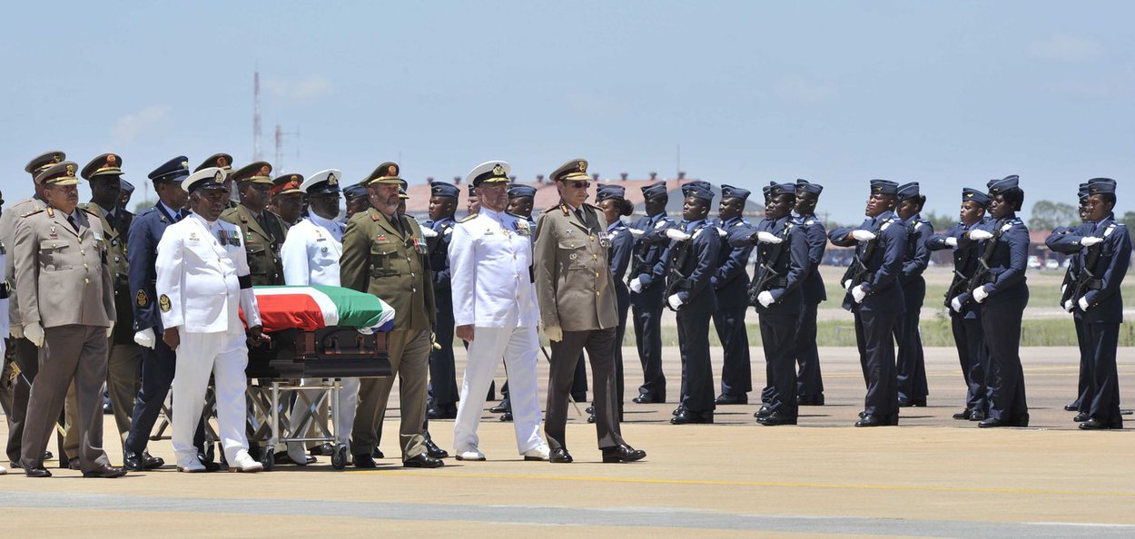 Former President Nelson Mandela remains being loaded onto SANDF Aircraft, transported to Eastern Cape from Air Force Base Waterkloof in Pretoria, where the ruling party will bid Madiba farewell.