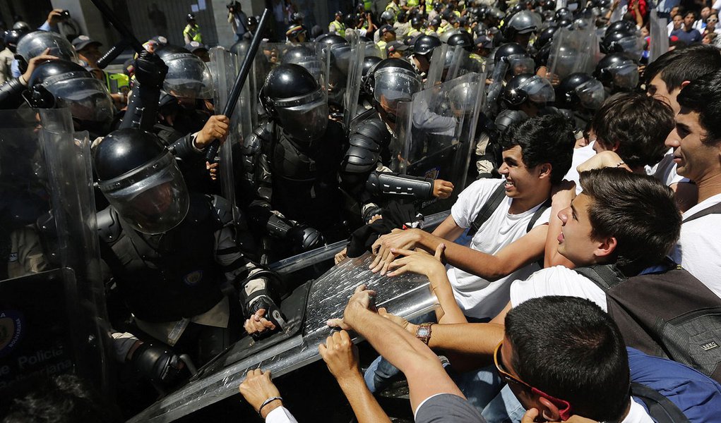 Anti-government medical students scuffle with national policemen during a march demanding medical supplies for hospitals in Caracas March 10, 2014. As violent protests in Venezuela alienate moderates in the opposition and show no signs of toppling Preside