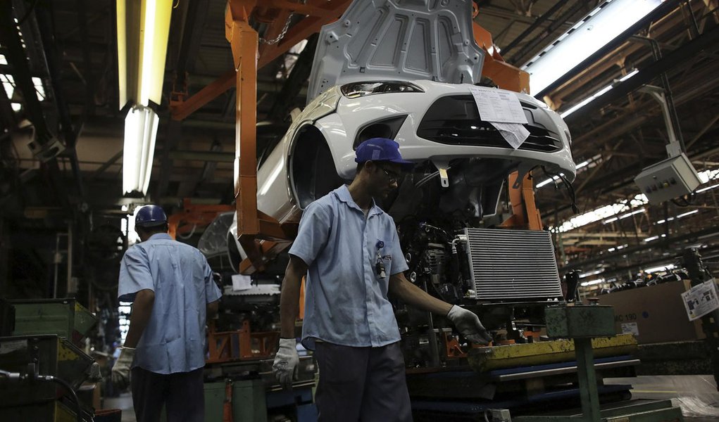 Brazilian workers assemble a Ford car at Sao Bernardo do Campo Ford plant, near Sao Paulo August 13, 2013. The pace of vehicle production in Brazil slipped in July to the lowest daily rate in five months as factories, facing sagging consumer confidence, s