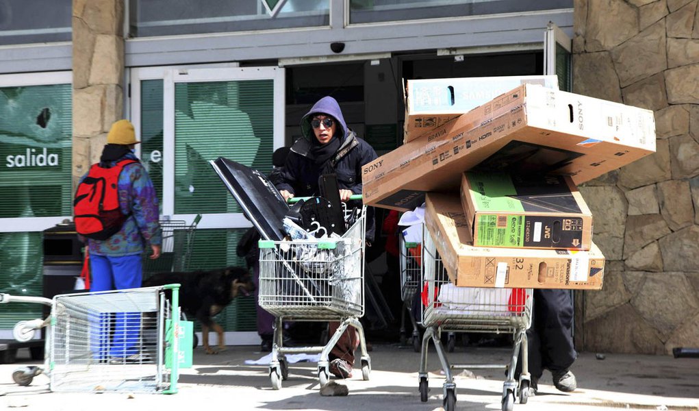 Saques terminam com 2 mortos na Argentina
