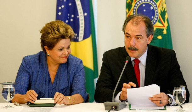 BRASÍLIA, DF, 05.06.2013: DILMA/UNIVERSIDADES FEDERAIS/DF - Dilma e o Aloizio Mercadante (Educação) - A presidente Dilma Rousseff sanciona as leis que criam quatro universidades federais: UFCA (Universidade Federal do Cariri), Unifesspa (do Sul e do Sudes